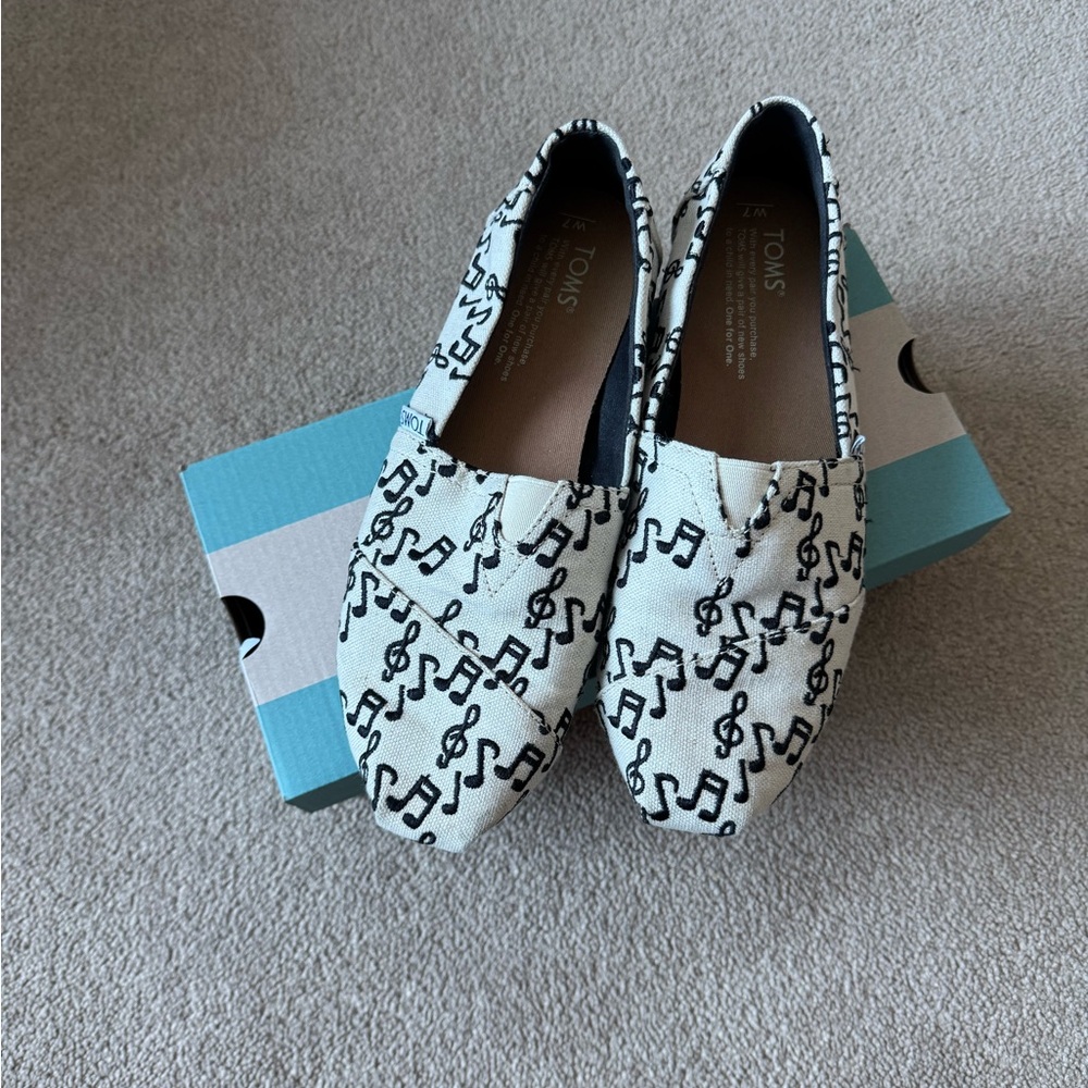 Toms Black and White Skull Flats Slip-On Canvas